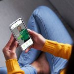 Girl with mobile phone in the reuseIT-Shop | LGI