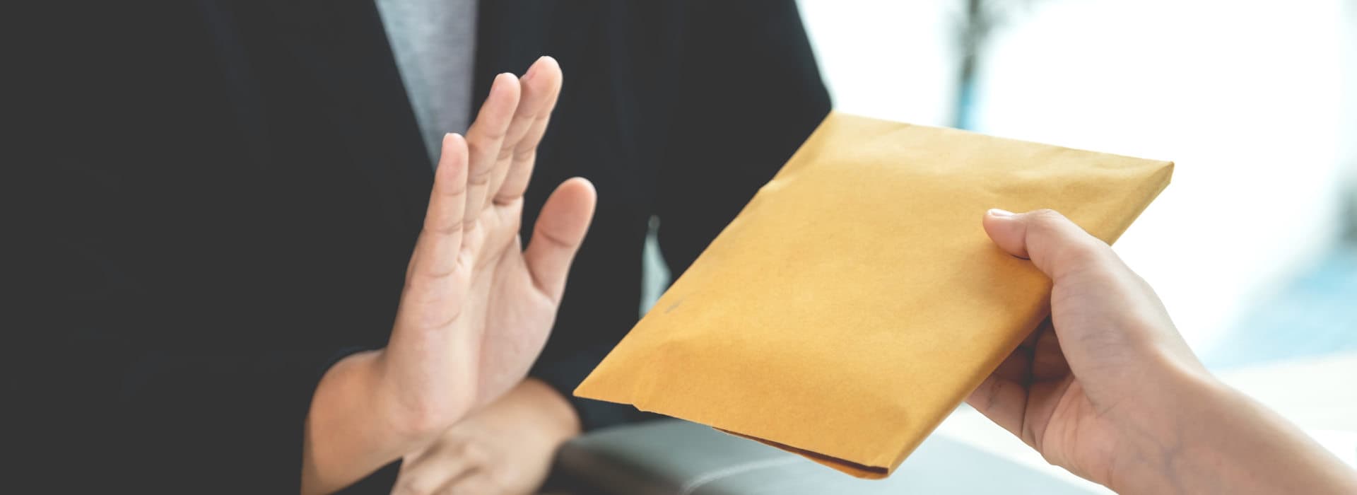 Anti Corruption: Person refuses evelope LGI