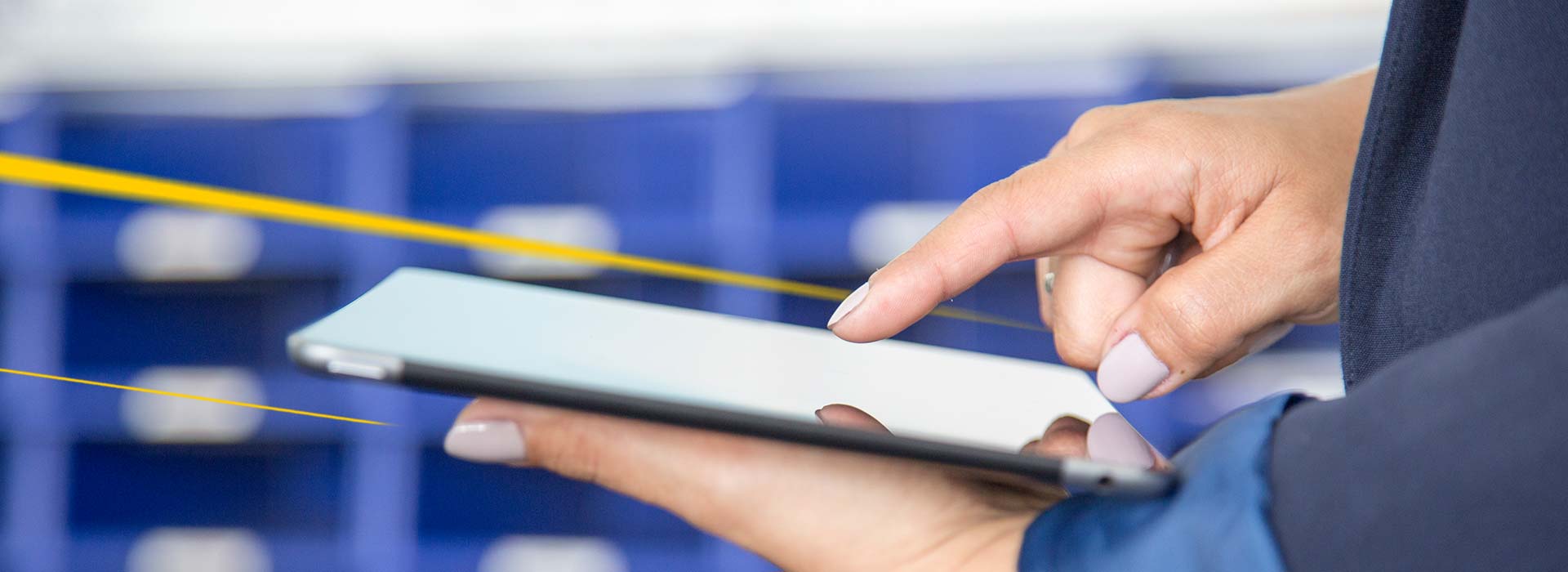 Person mit Tablet in der Hand | LGI Referenzen