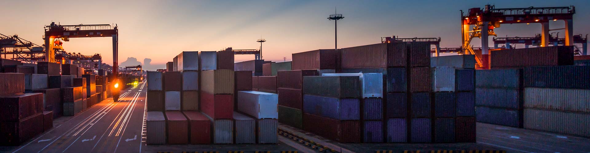Schiffscontainer am Hafen | LGI